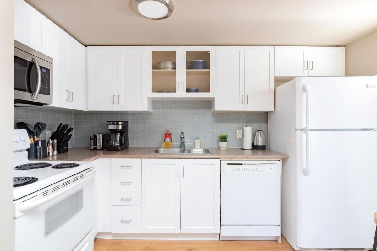 Comfy Liberty Village Home 1BD Steps from King St