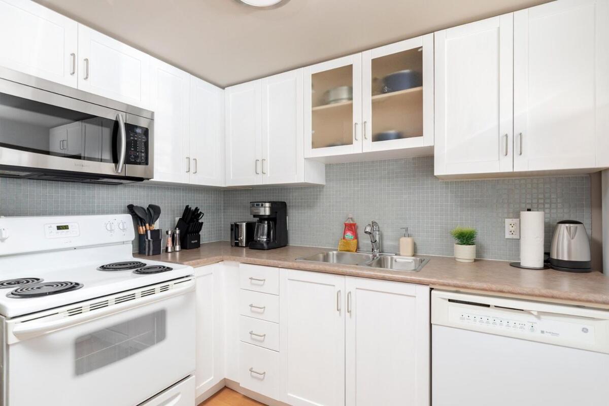 Comfy Liberty Village Home 1BD Steps from King St