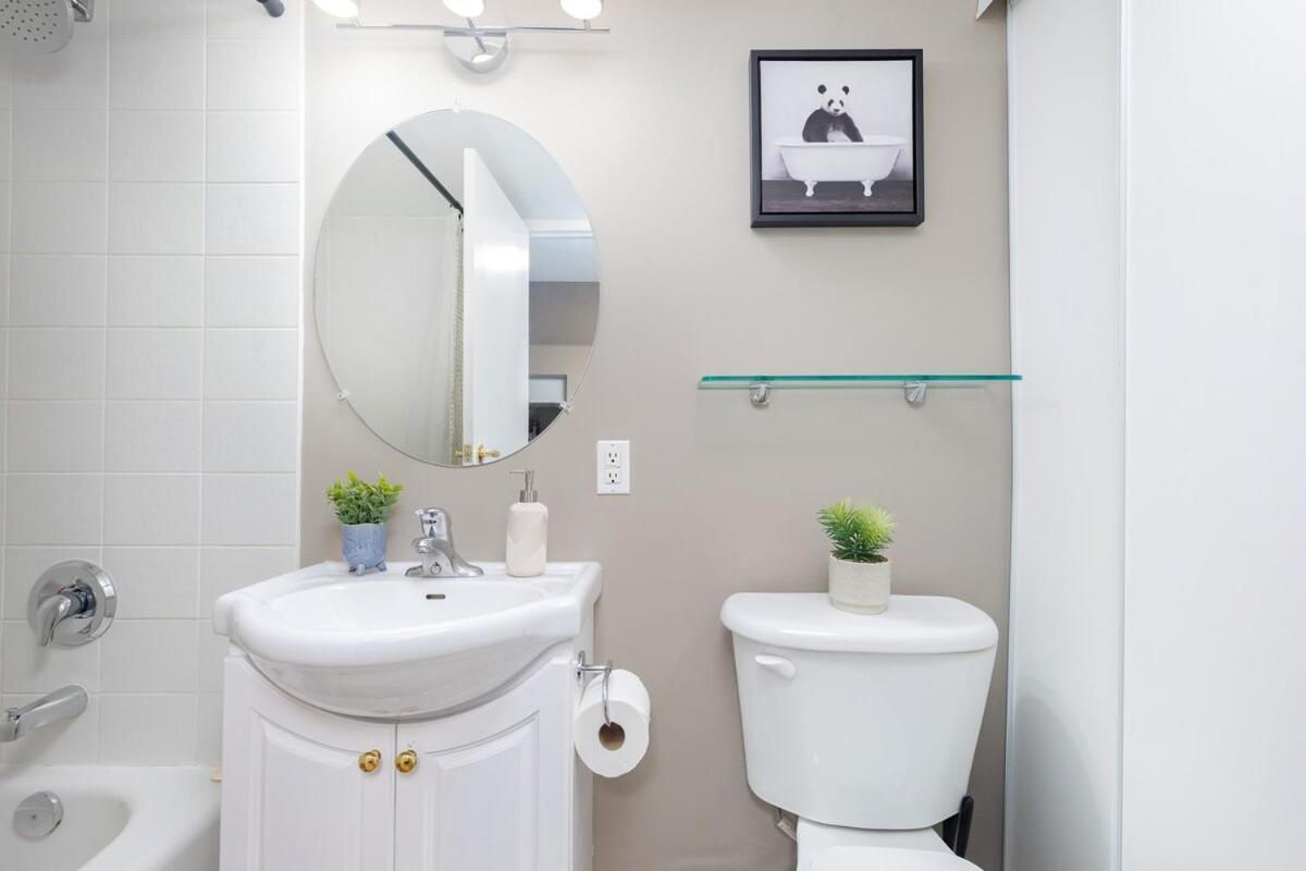 Comfy Liberty Village Home 1BD Steps from King St