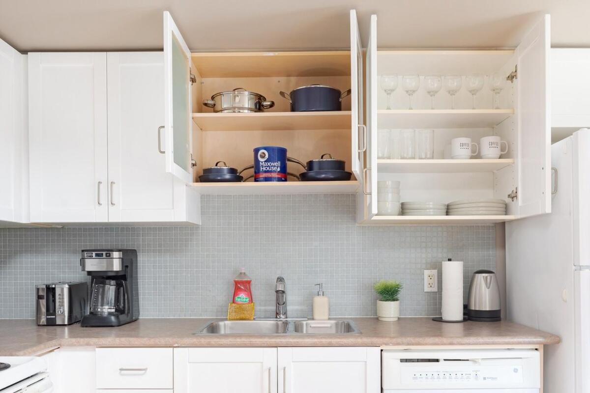 Comfy Liberty Village Home 1BD Steps from King St