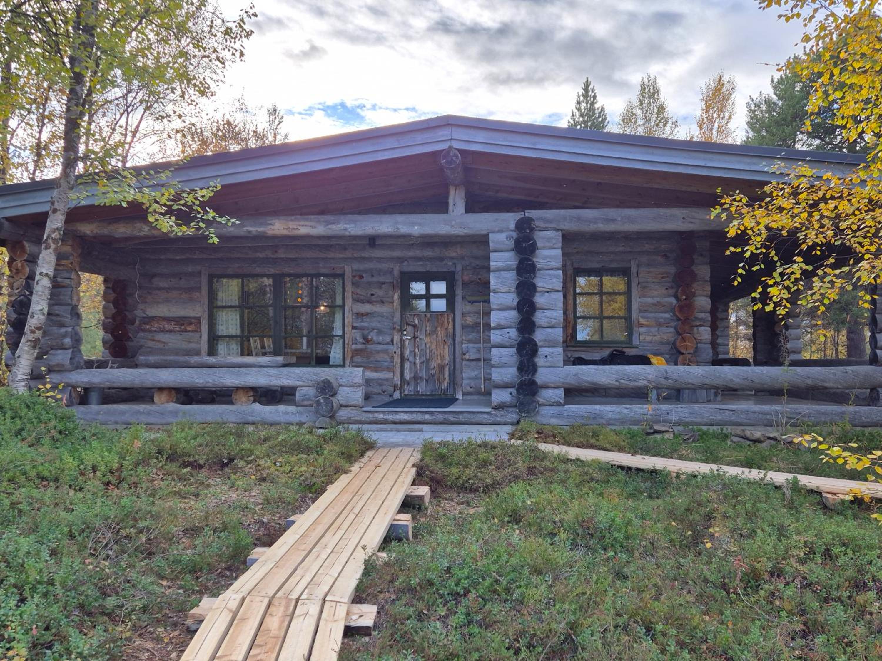 Hillavilla in the shore of lake Inari