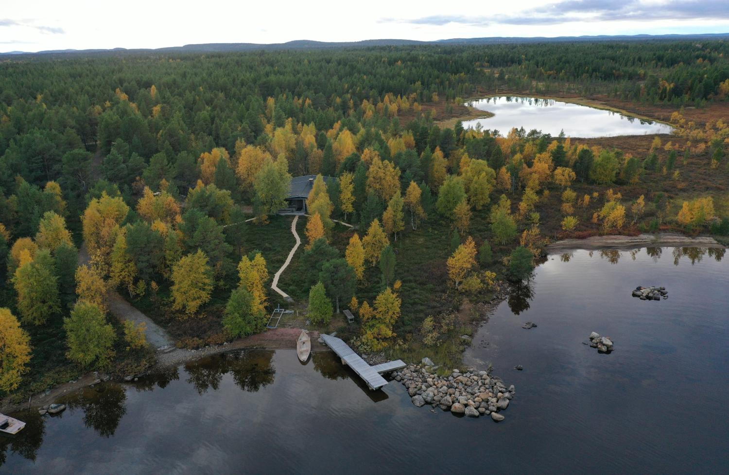 Hillavilla in the shore of lake Inari
