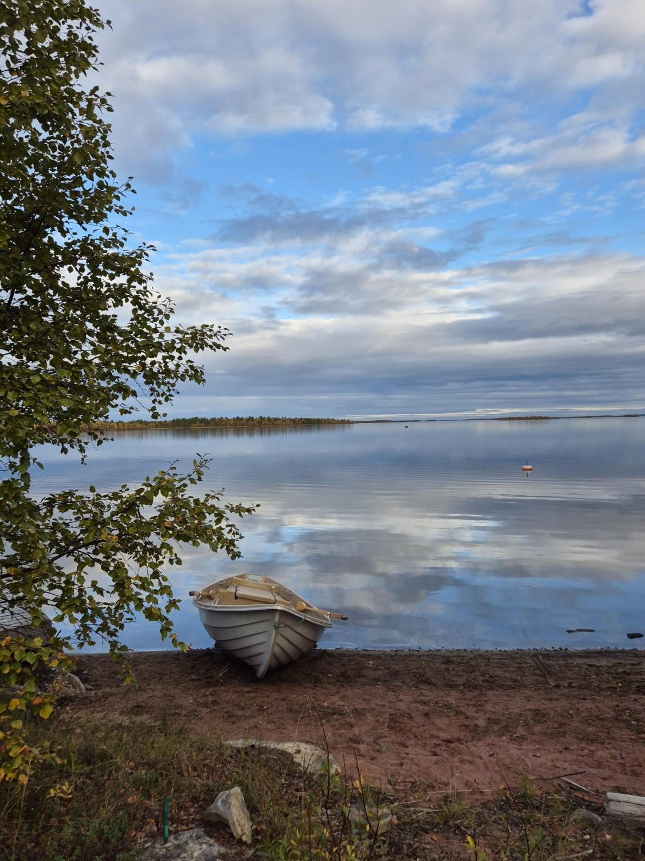 Hillavilla in the shore of lake Inari