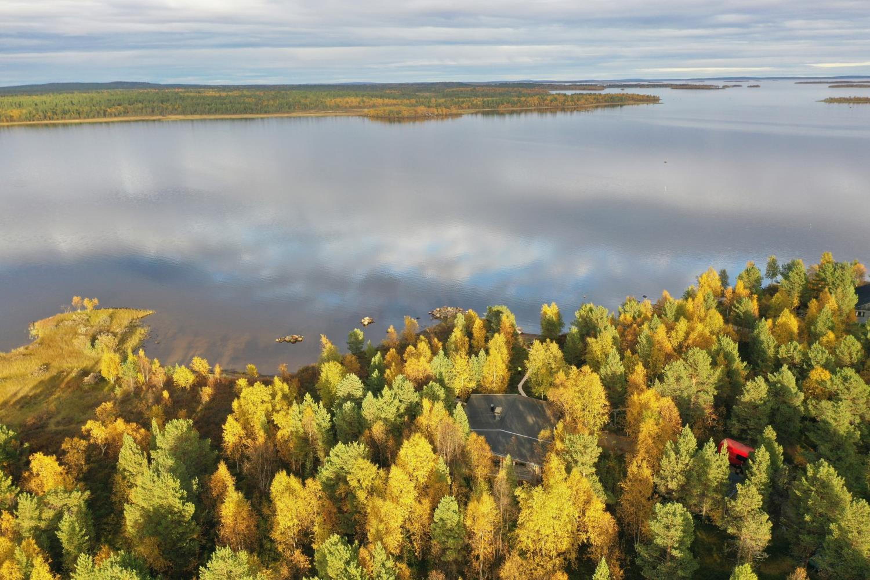 Hillavilla in the shore of lake Inari