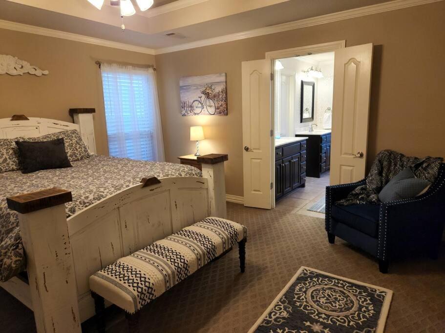 Magnificent Home, Game-room, Close to Everything view 3
