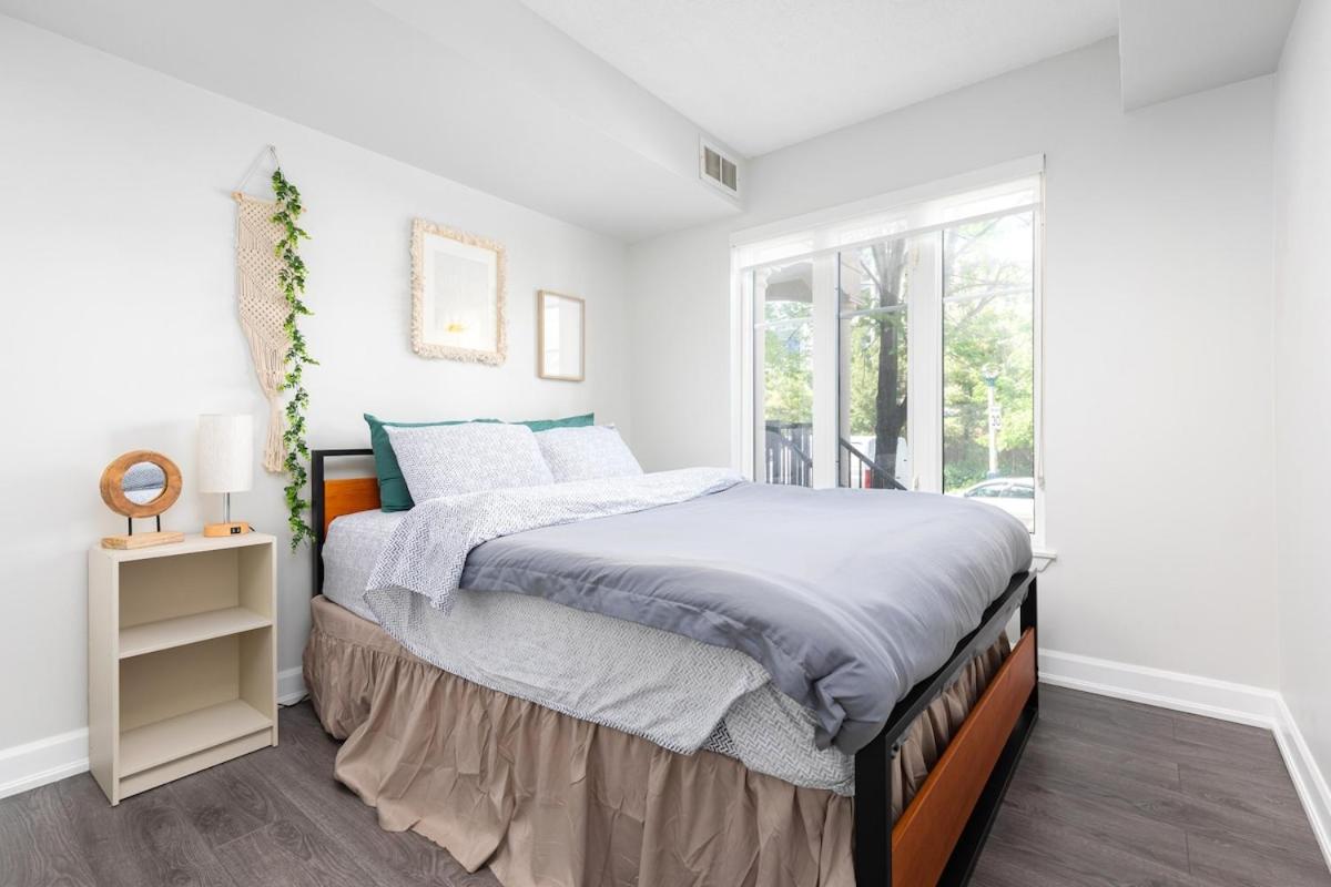 1BR Townhome Close to City Centre by the Lake