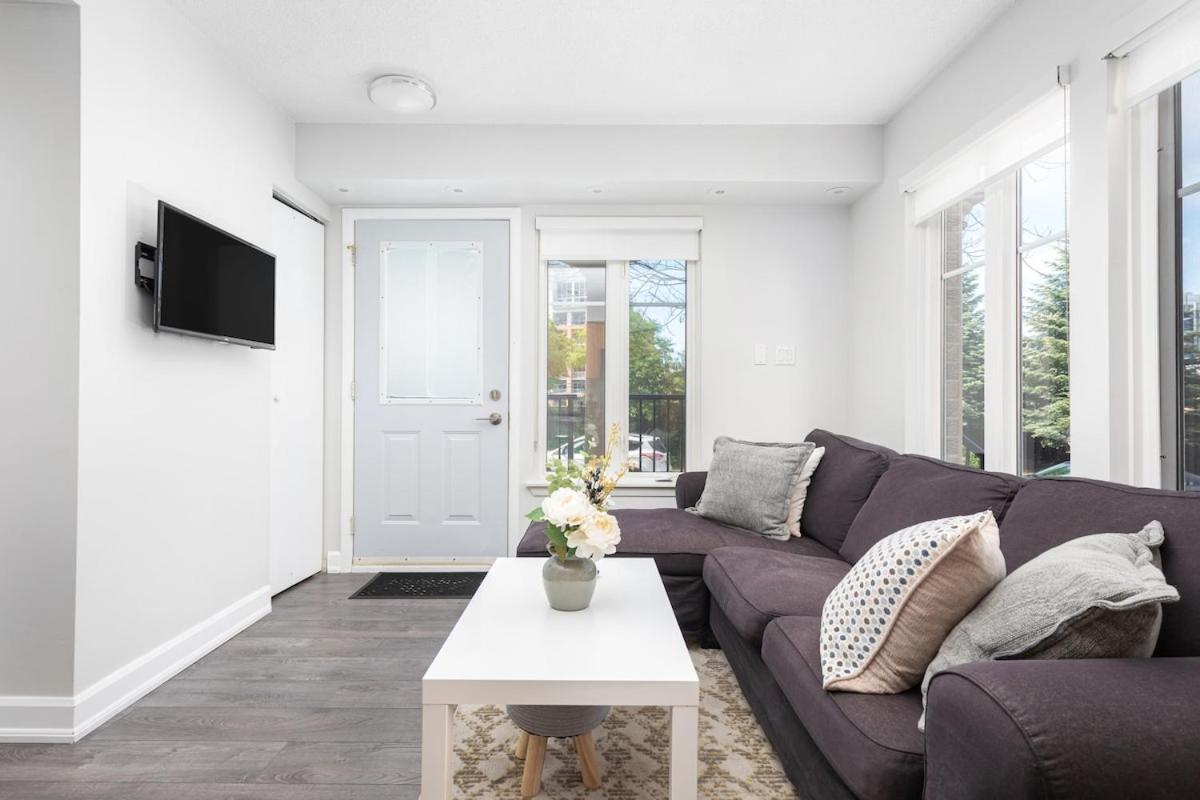 1BR Townhome Close to City Centre by the Lake