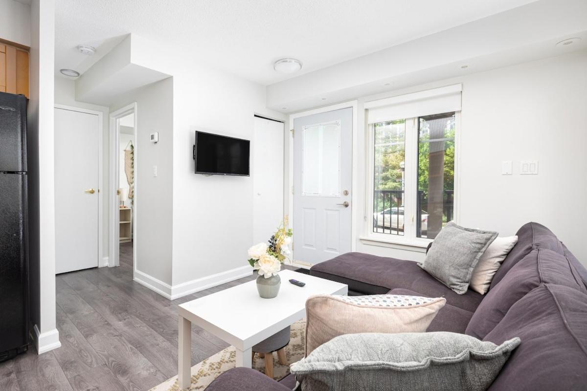 1BR Townhome Close to City Centre by the Lake