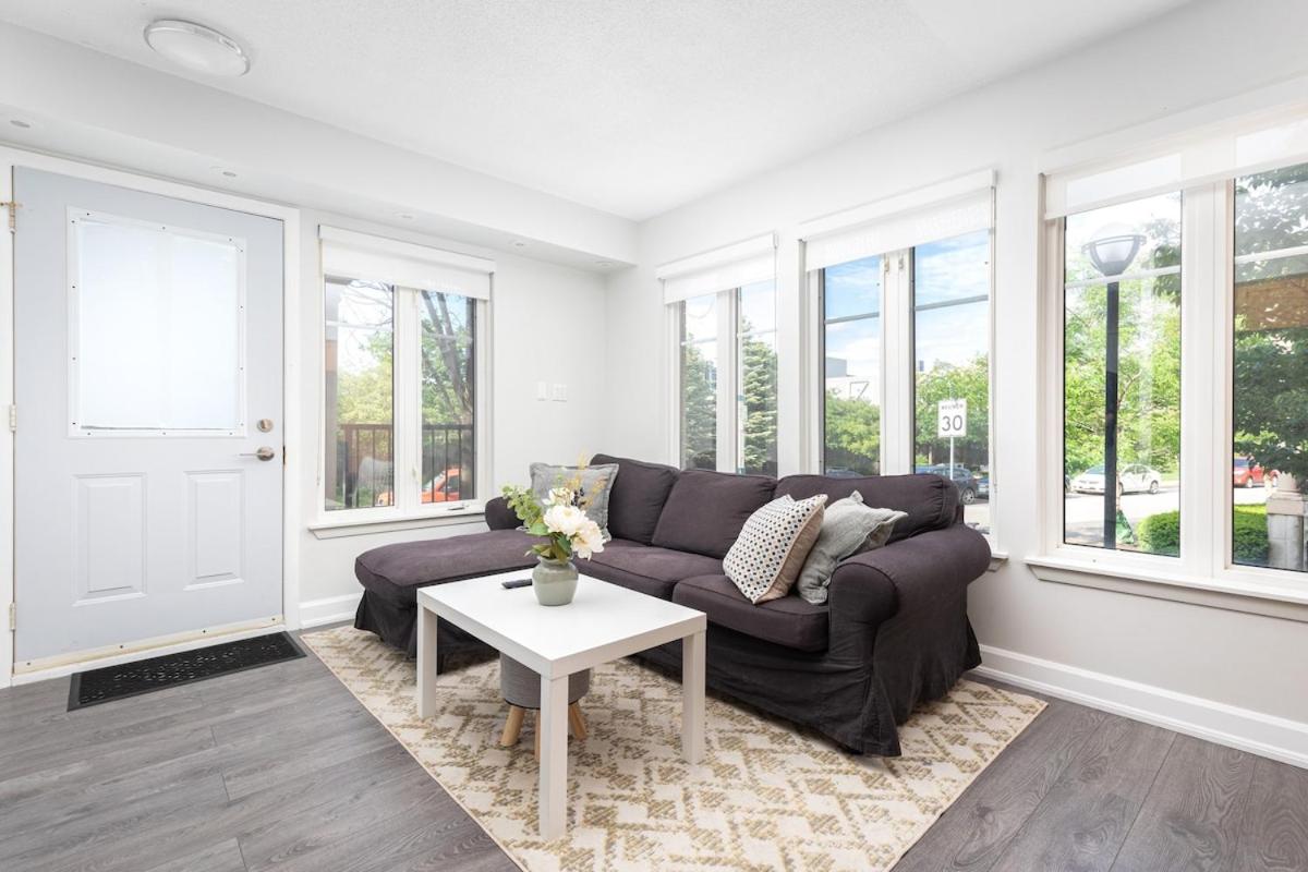 1BR Townhome Close to City Centre by the Lake