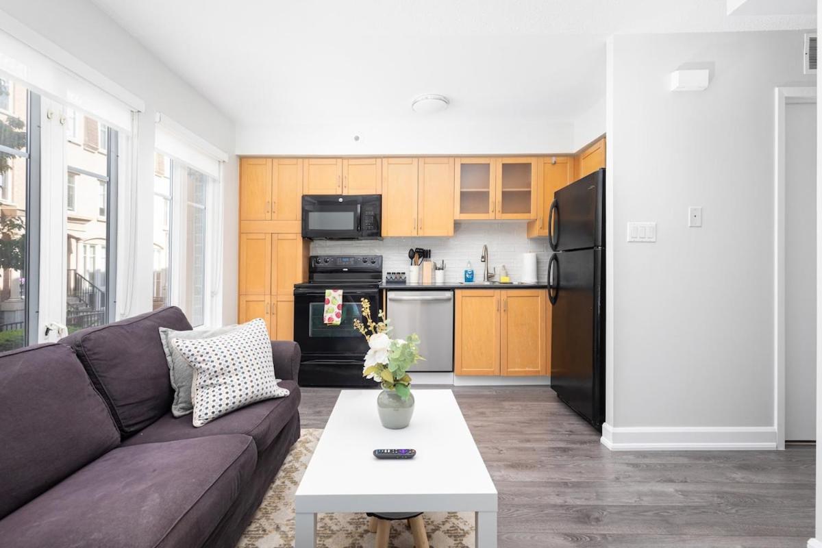 1BR Townhome Close to City Centre by the Lake