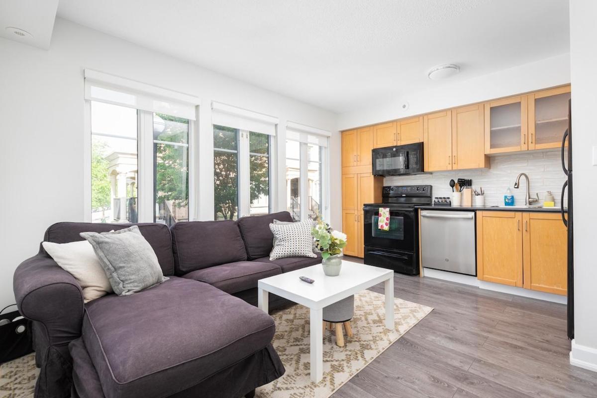 1BR Townhome Close to City Centre by the Lake