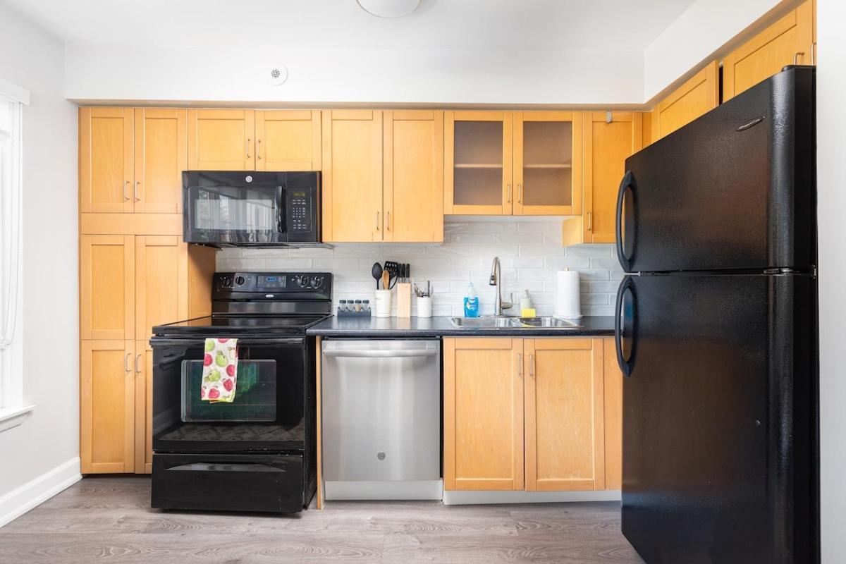 1BR Townhome Close to City Centre by the Lake
