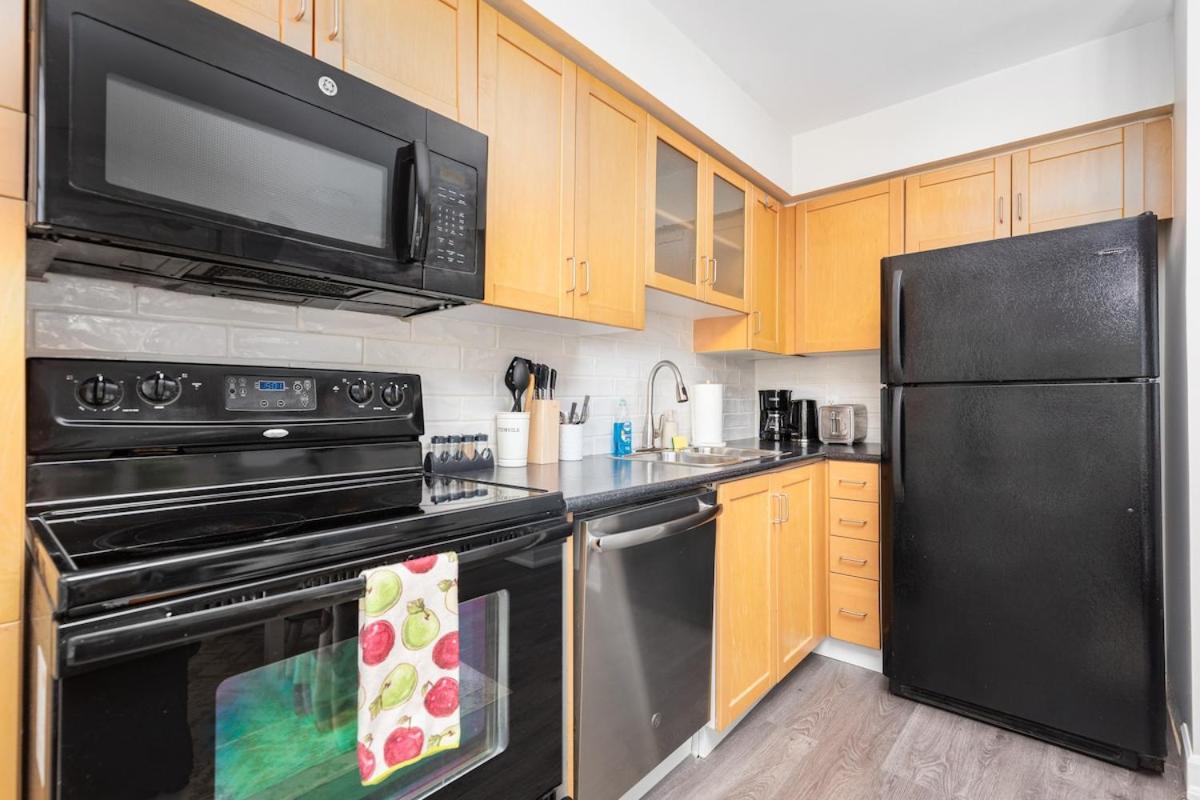 1BR Townhome Close to City Centre by the Lake