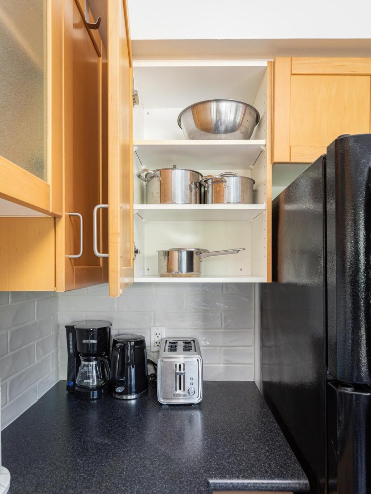 1BR Townhome Close to City Centre by the Lake