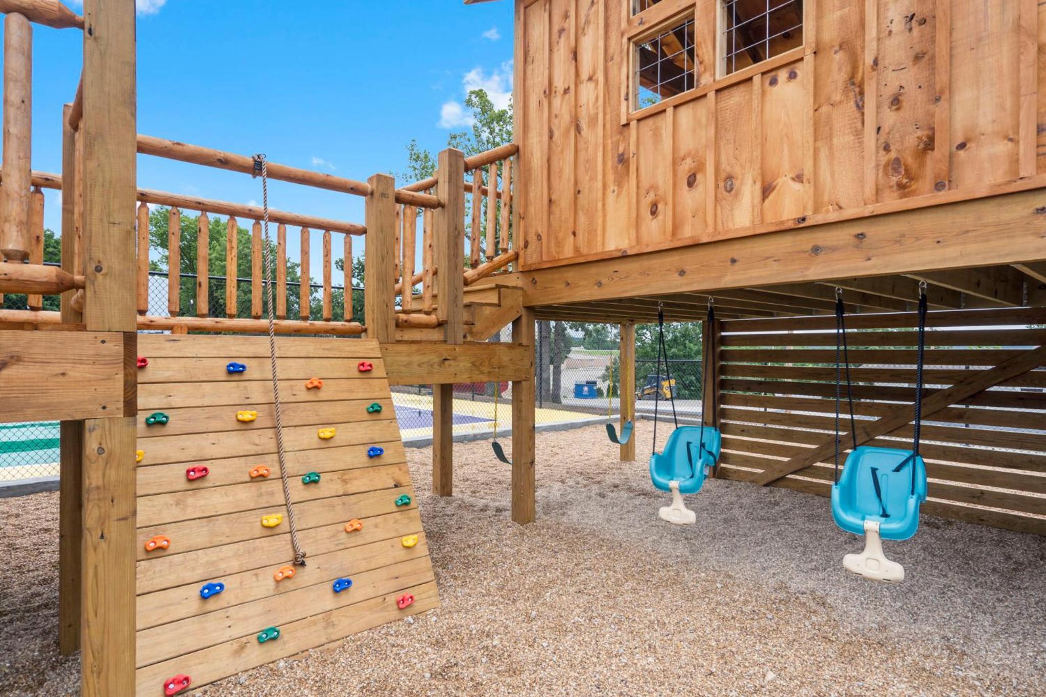 2 Decks Overlooking Launch Pad-Free Daily Tickets-Great Location with Community Amenities!