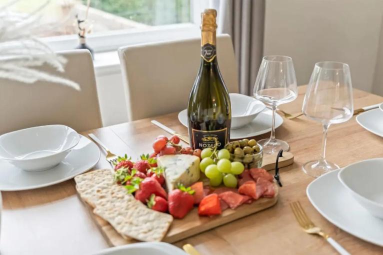 Hotel Margaret House - Sleeps up to 9 - Pool Table, Sky TV & Netflix, Fast WiFi, Driveway Parking & Self Check-In By Yoko Property - Image 1