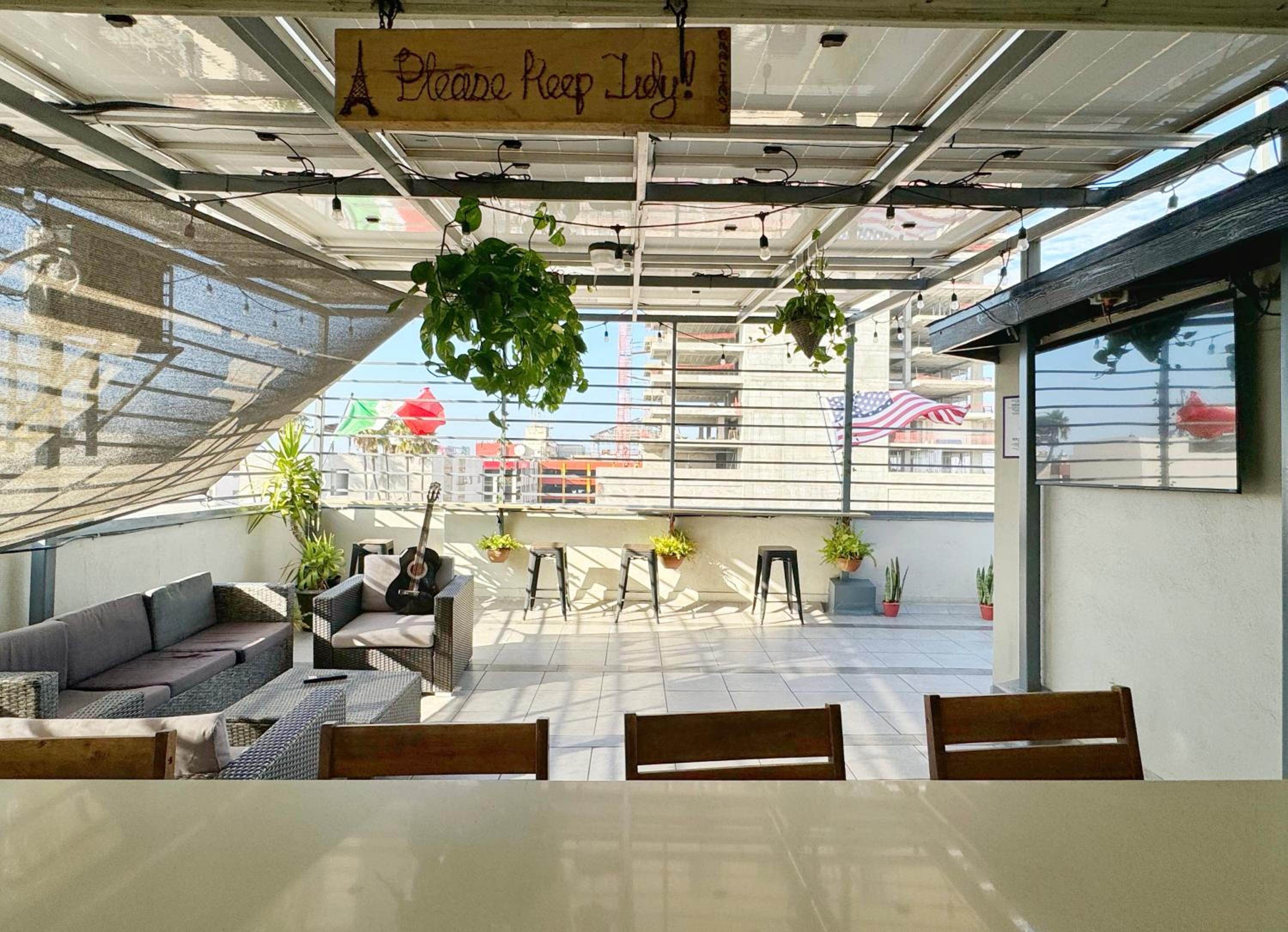 Hotel Paris Hostel - Image 1