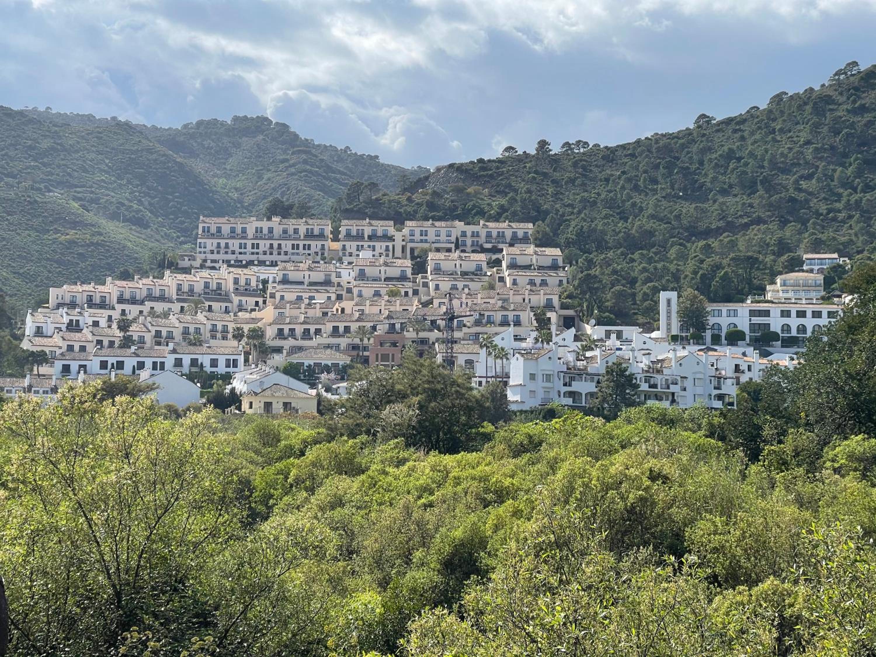 Views beach golf btw Benahavis Marbella & Estepona photo 3