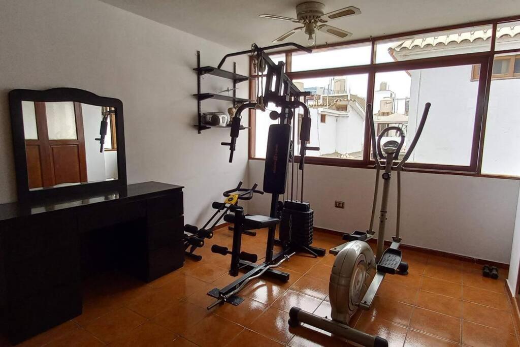 Casa de 4 pisos cerca a embajada de USA y centros comerciales view 4