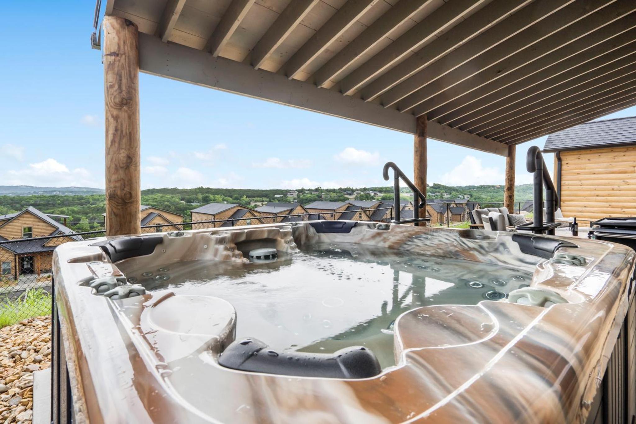 Golf Simulator- Private Hot Tub- Lake Views- Free Daily Tickets- Close to Attractions view 2