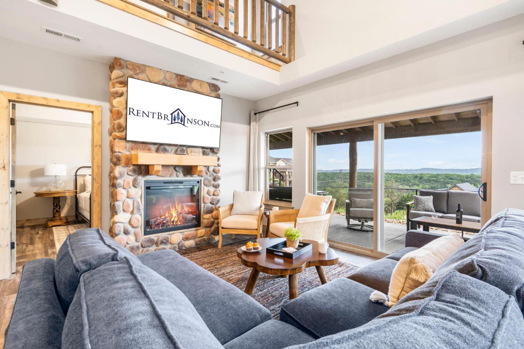Golf Simulator- Private Hot Tub- Lake Views- Free Daily Tickets- Close to Attractions view 5