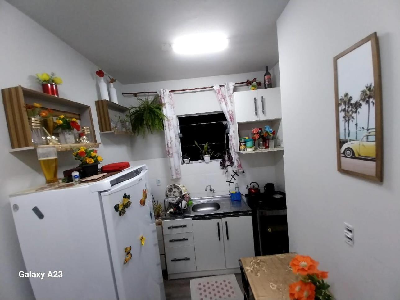 AP com cama King size e 2 colchão no chão e Internet no centro de Blu