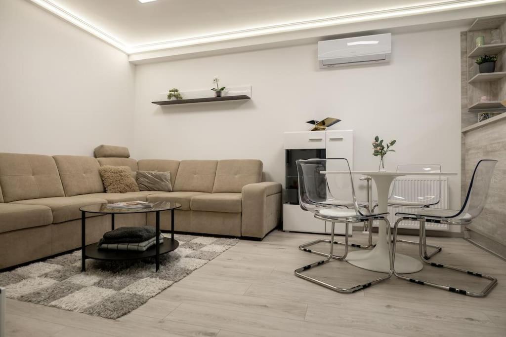 KV Luxury Apartman view 4