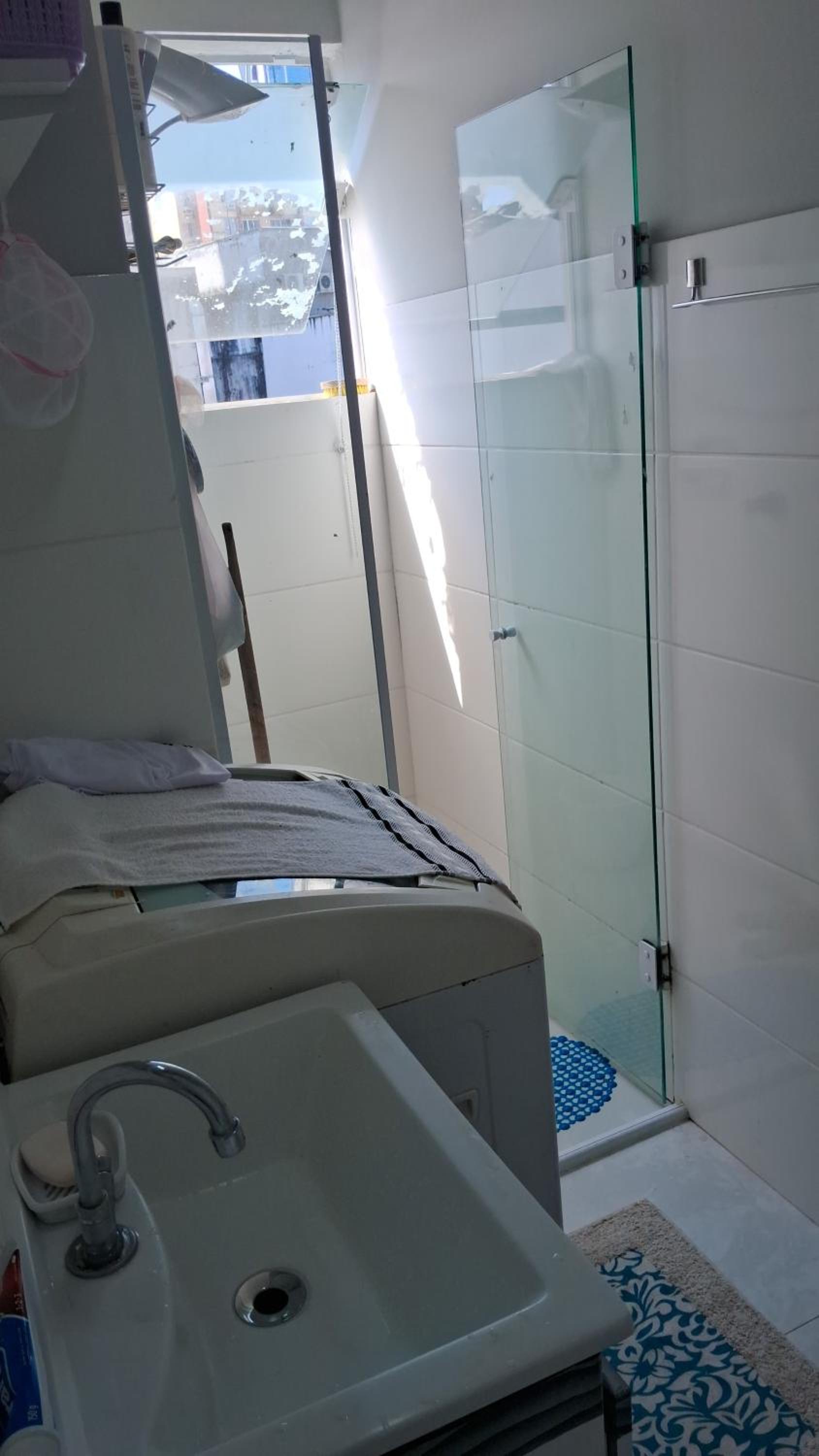 AP com cama King size e 2 colchão no chão e Internet no centro de Blu