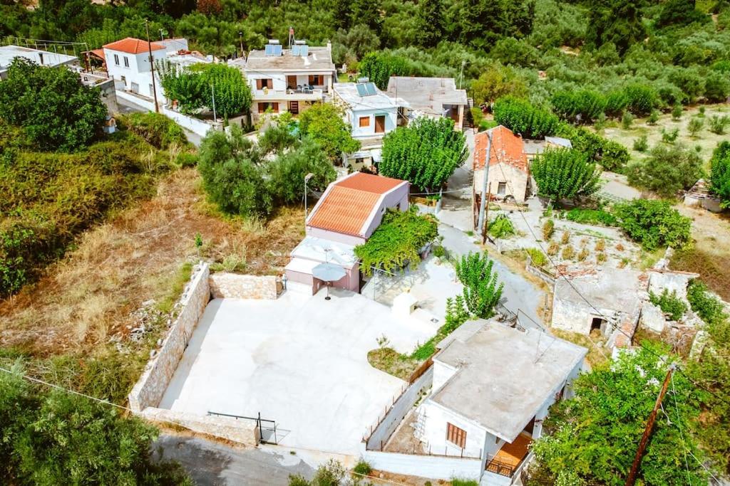 Xanthippi's Traditional House in Pemonia view 4