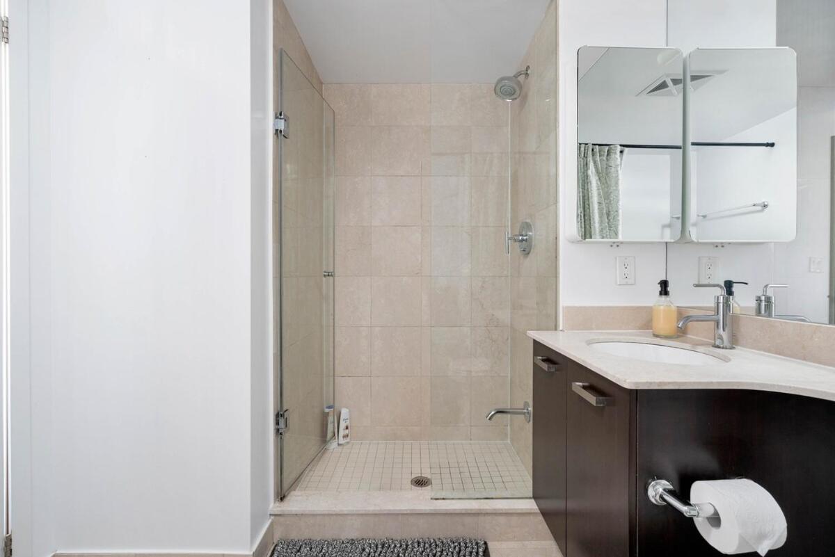 Beautiful 2BR 2BA w 4 Beds Near Yorkville Bloor