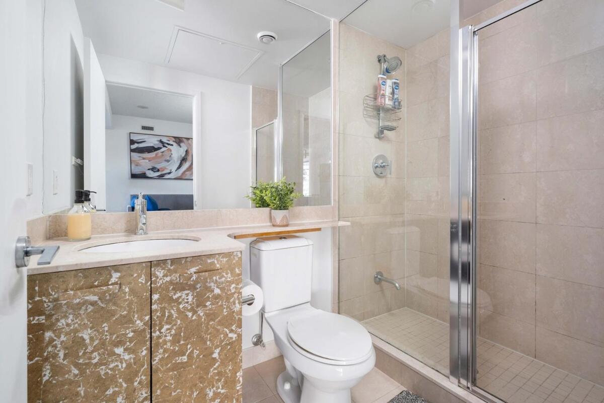 Beautiful 2BR 2BA w 4 Beds Near Yorkville Bloor