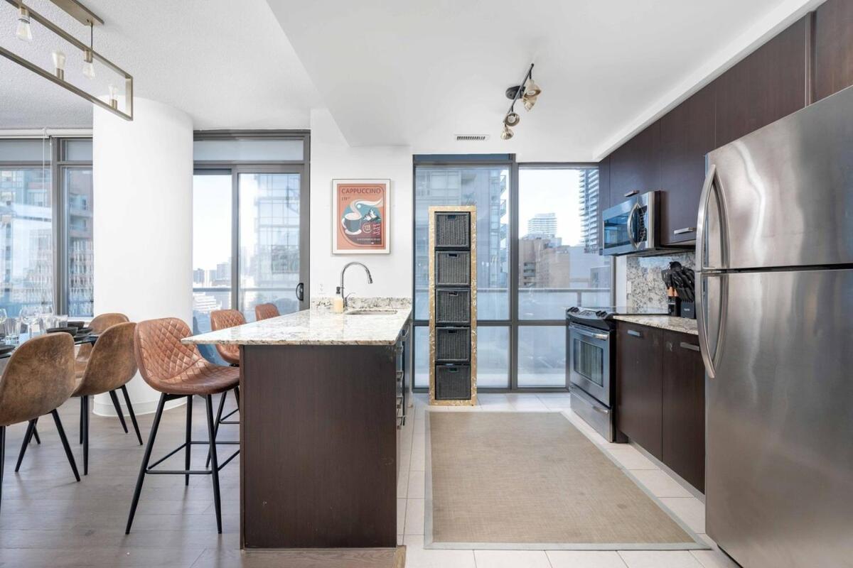 Beautiful 2BR 2BA w 4 Beds Near Yorkville Bloor