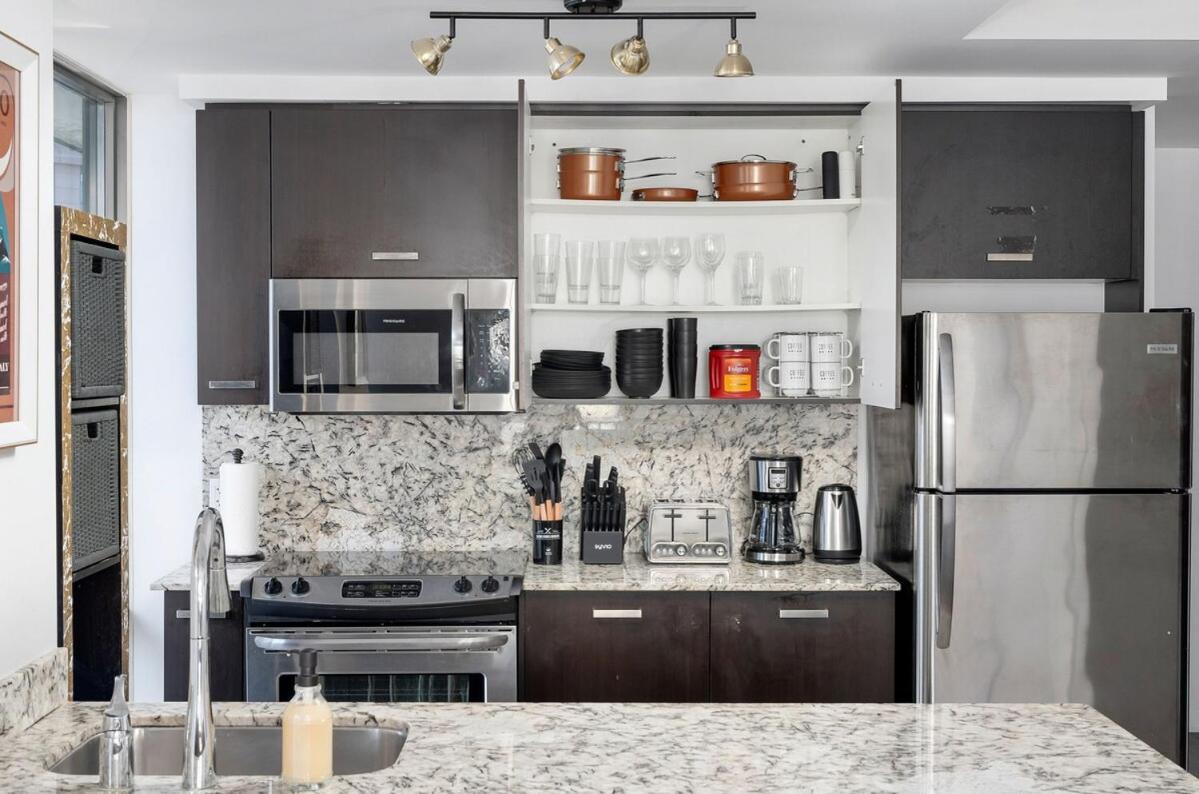 Beautiful 2BR 2BA w 4 Beds Near Yorkville Bloor