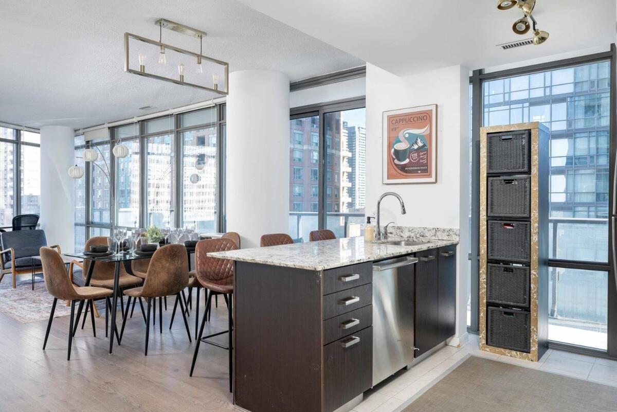 Beautiful 2BR 2BA w 4 Beds Near Yorkville Bloor