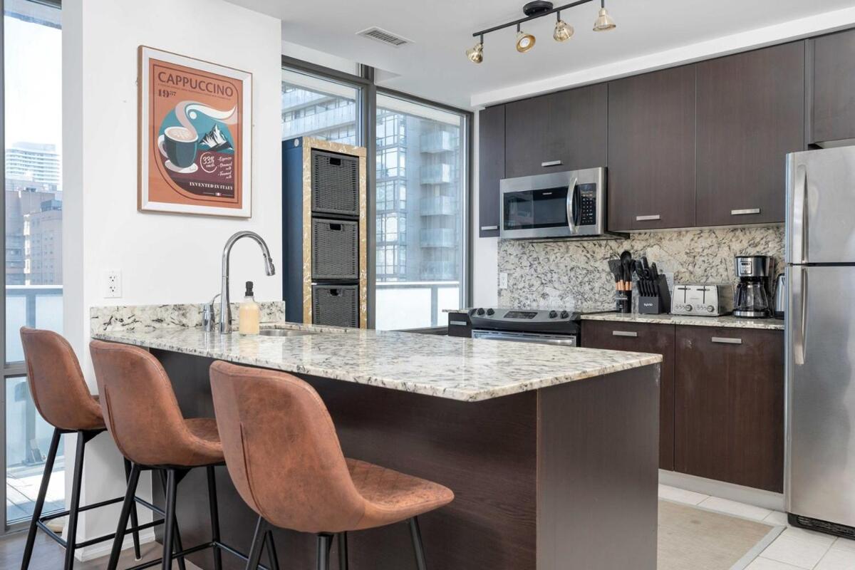 Beautiful 2BR 2BA w 4 Beds Near Yorkville Bloor