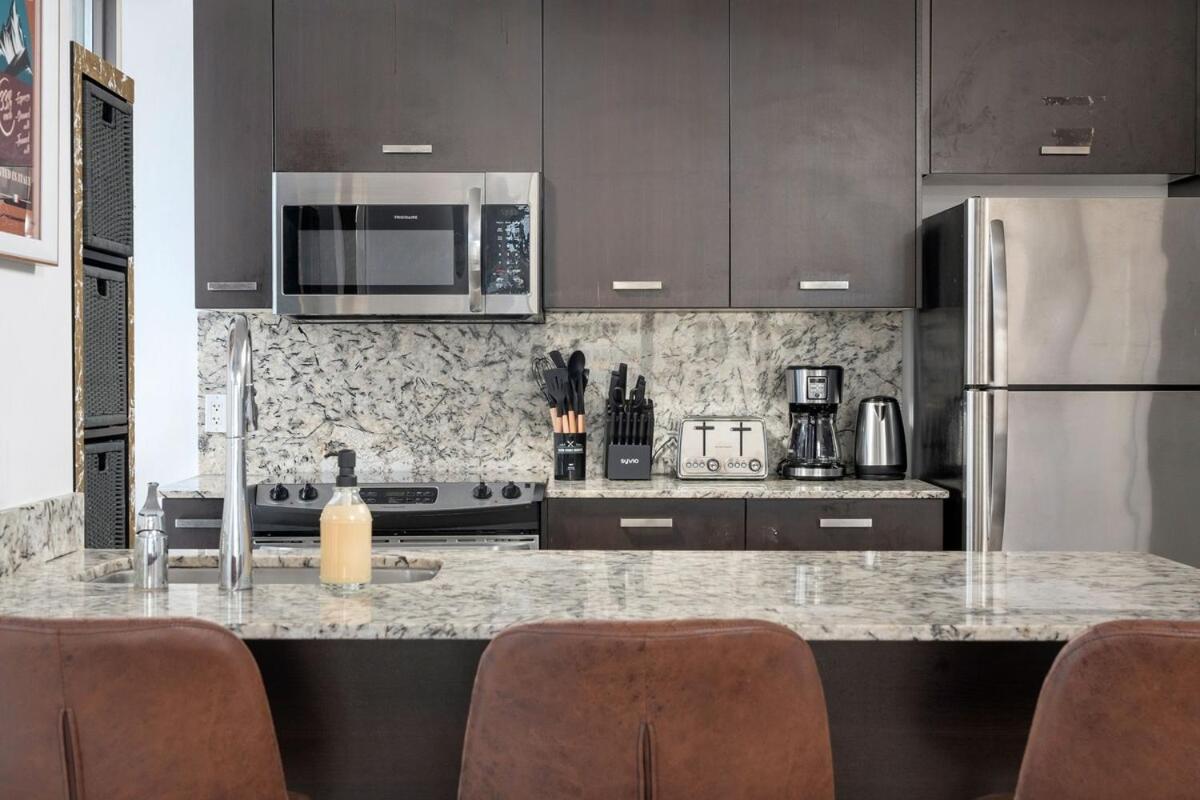 Beautiful 2BR 2BA w 4 Beds Near Yorkville Bloor
