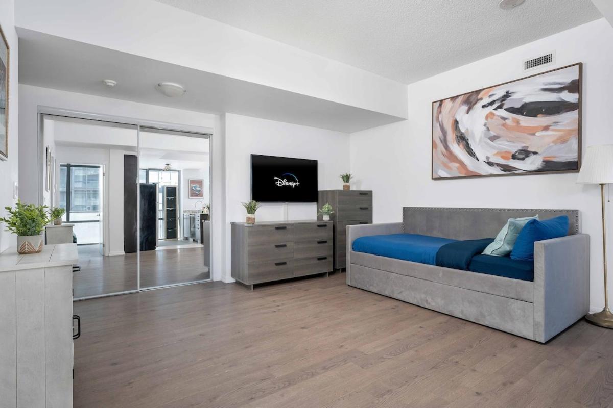 Beautiful 2BR 2BA w 4 Beds Near Yorkville Bloor