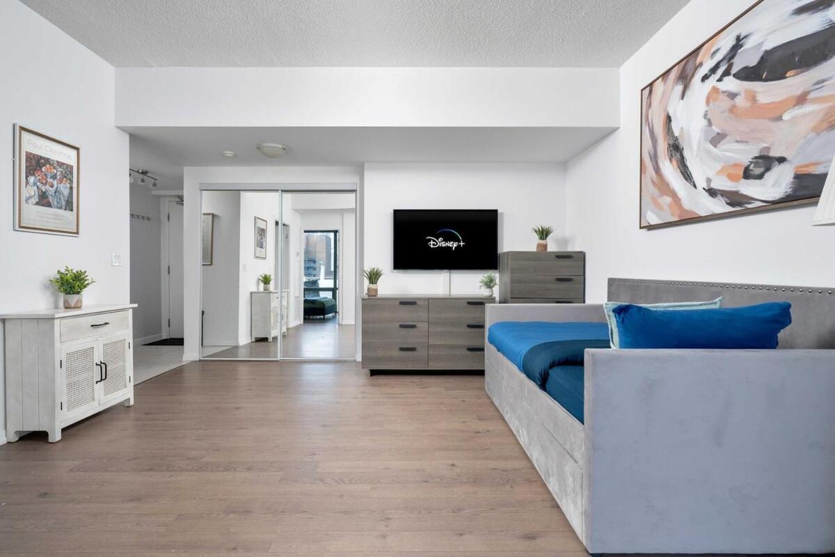 Beautiful 2BR 2BA w 4 Beds Near Yorkville Bloor