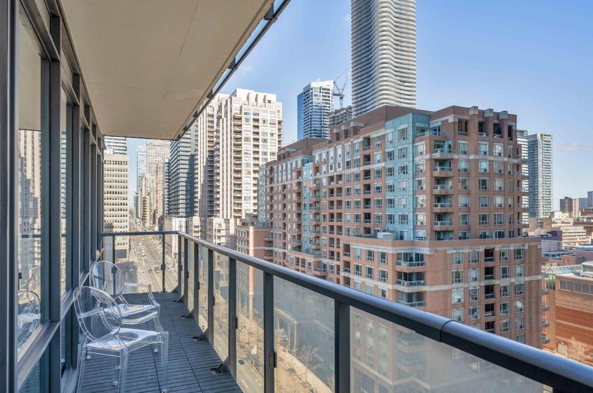 Beautiful 2BR 2BA w 4 Beds Near Yorkville Bloor
