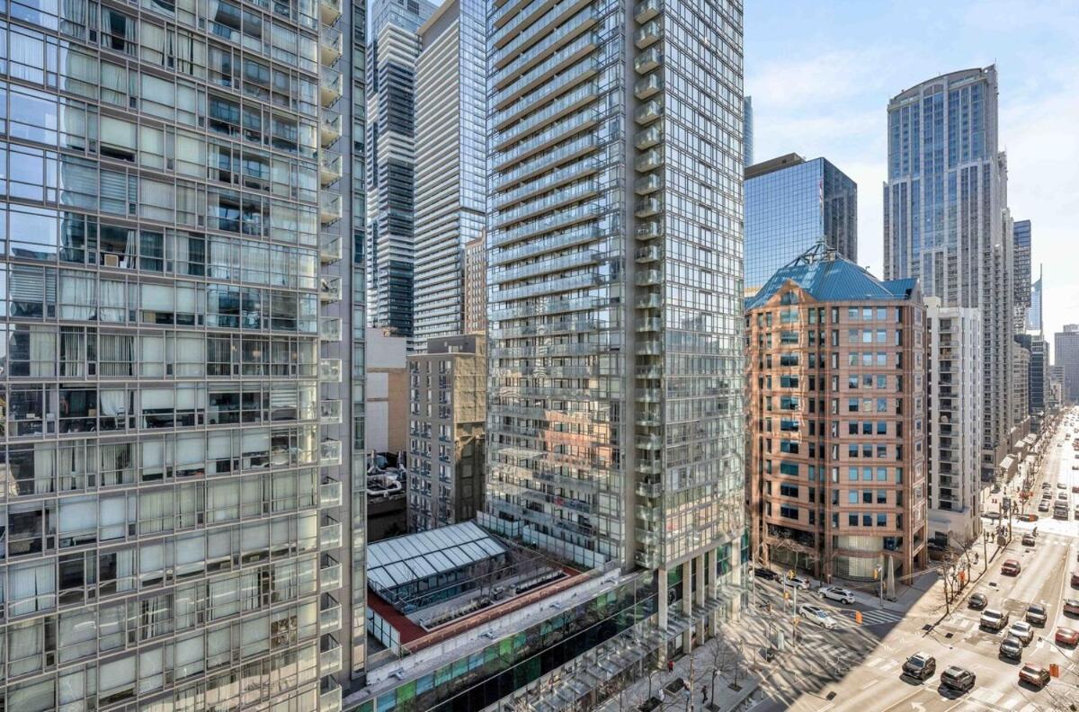Beautiful 2BR 2BA w 4 Beds Near Yorkville Bloor