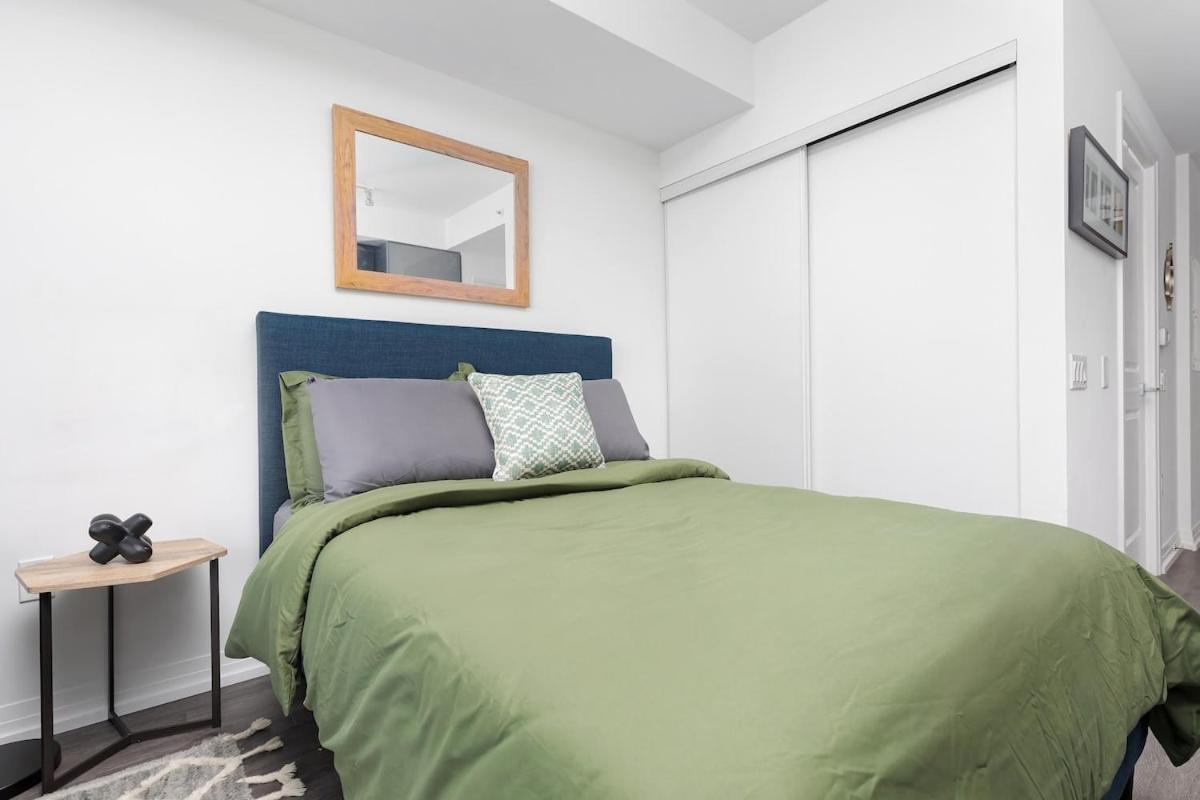Spacious Studio w View Steps from Eatons & TMU