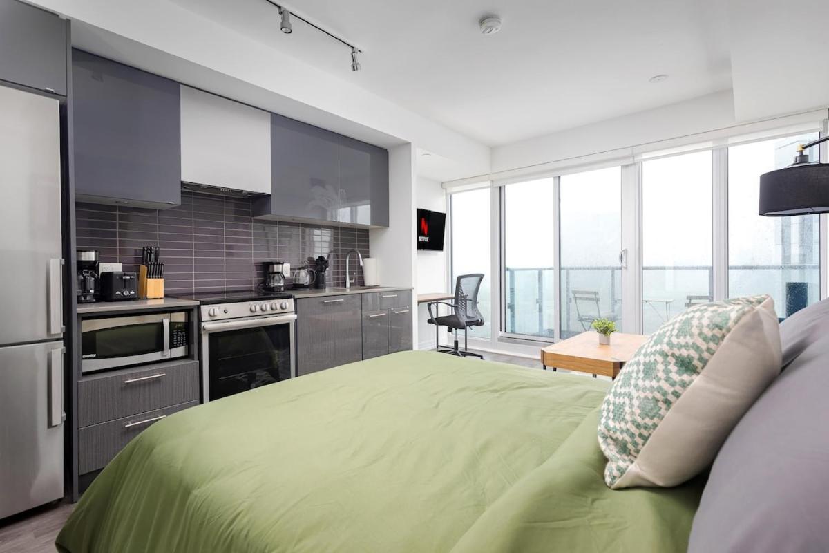 Spacious Studio w View Steps from Eatons & TMU