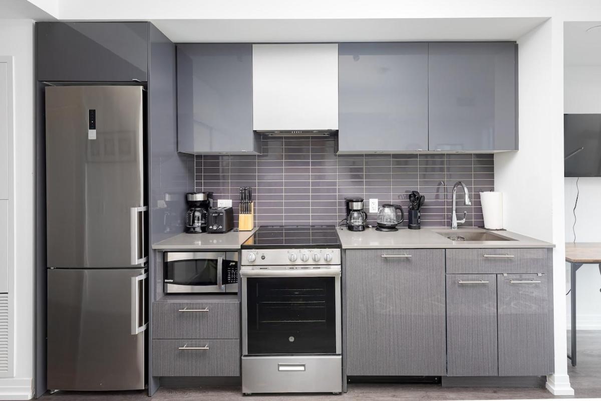 Spacious Studio w View Steps from Eatons & TMU