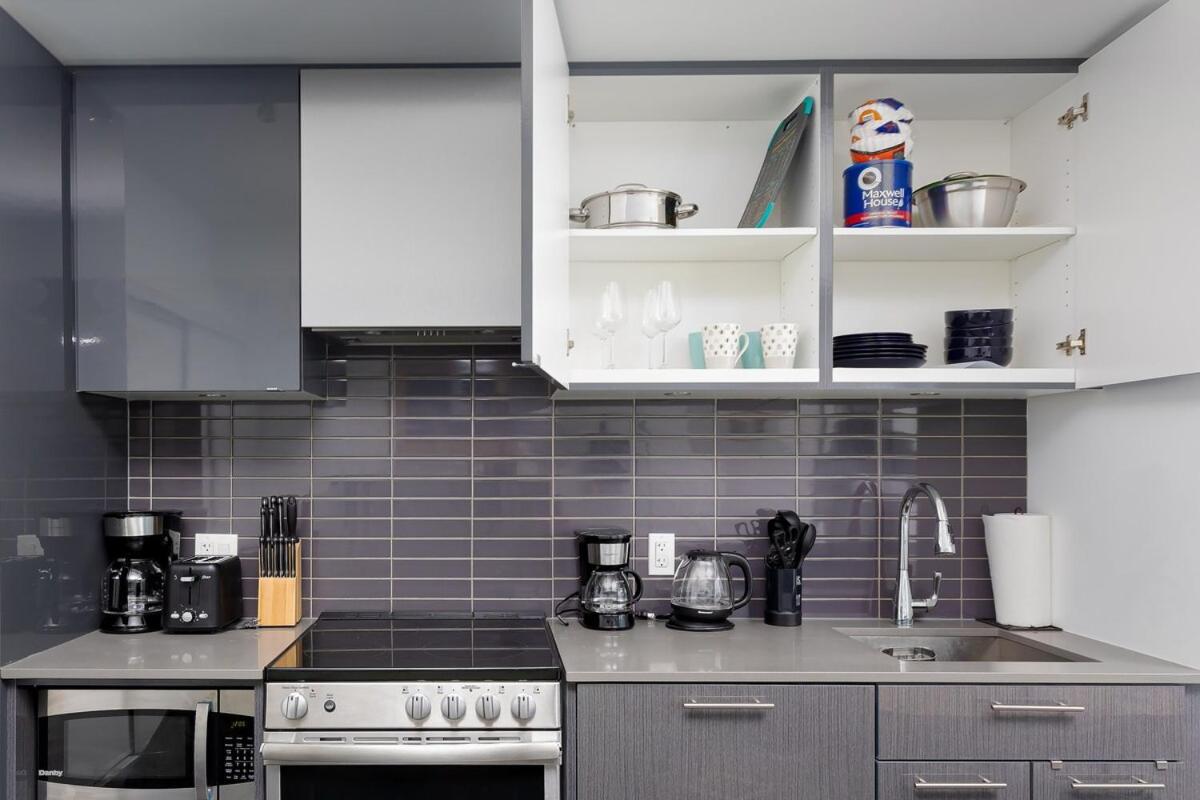 Spacious Studio w View Steps from Eatons & TMU