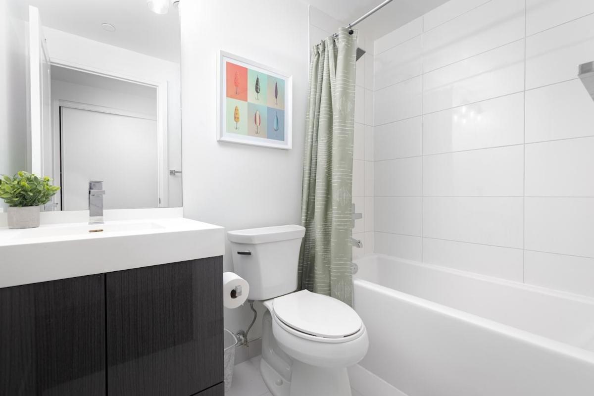 Spacious Studio w View Steps from Eatons & TMU