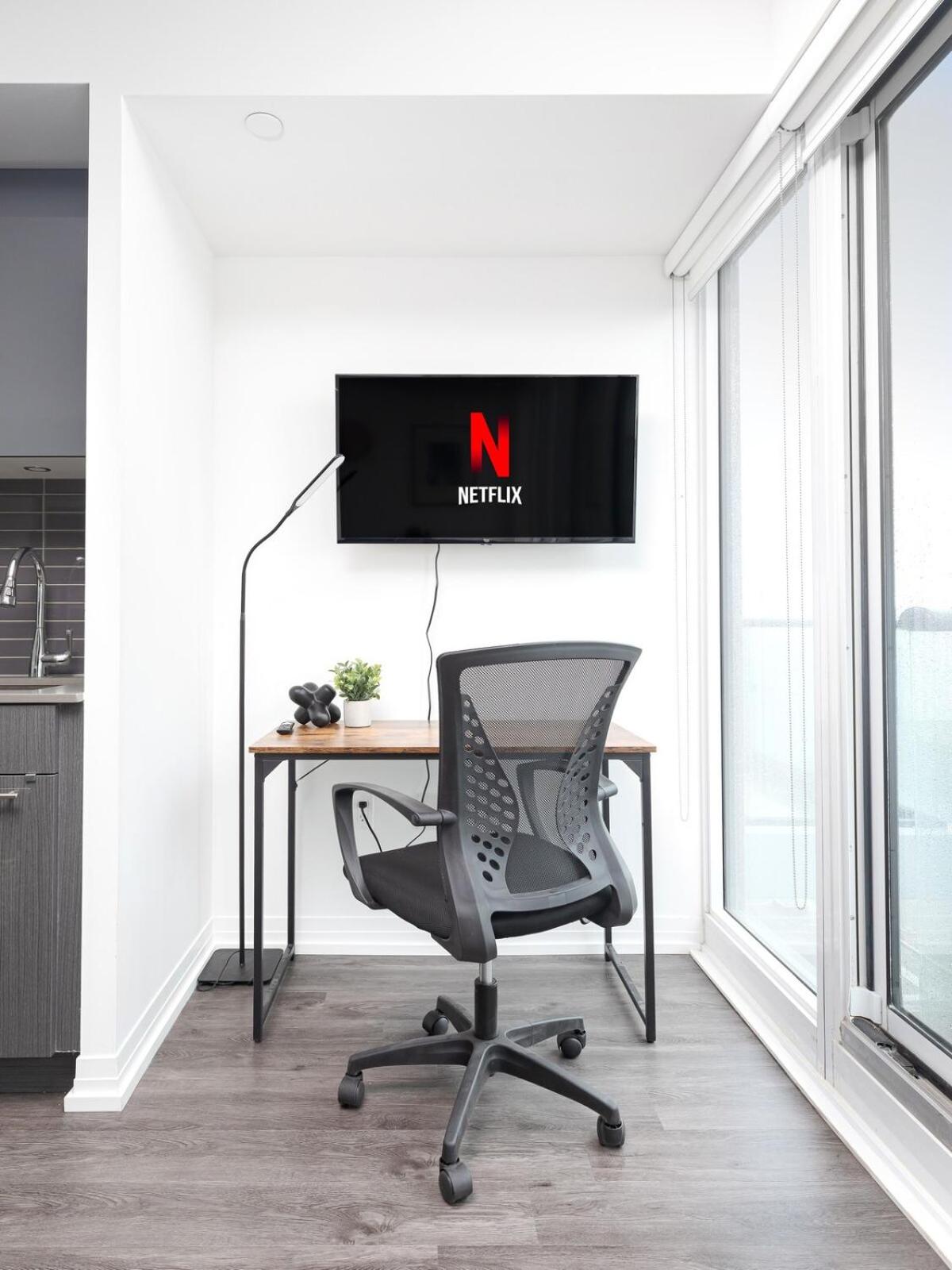 Spacious Studio w View Steps from Eatons & TMU