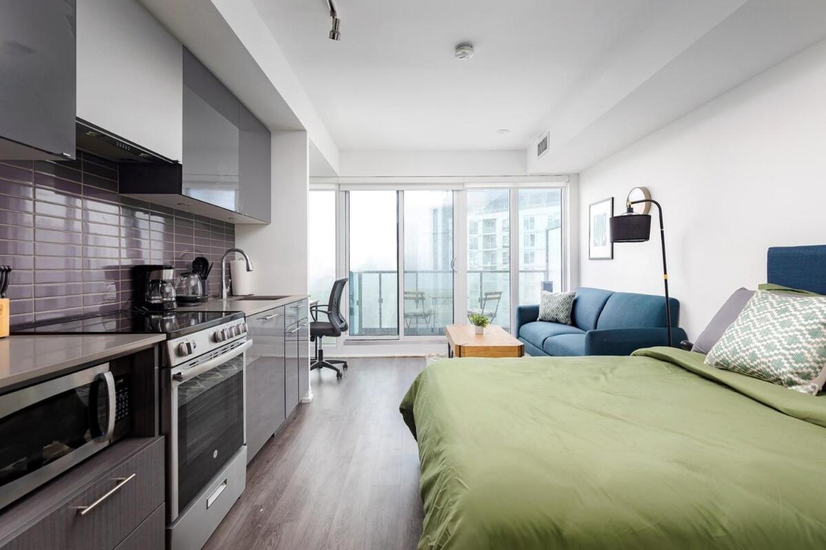 Spacious Studio w View Steps from Eatons & TMU