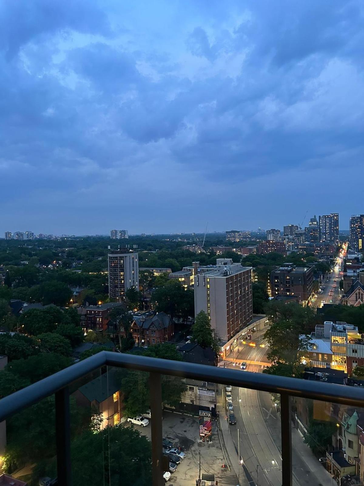 Spacious Studio w View Steps from Eatons & TMU