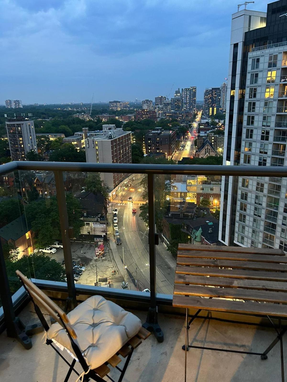 Spacious Studio w View Steps from Eatons & TMU