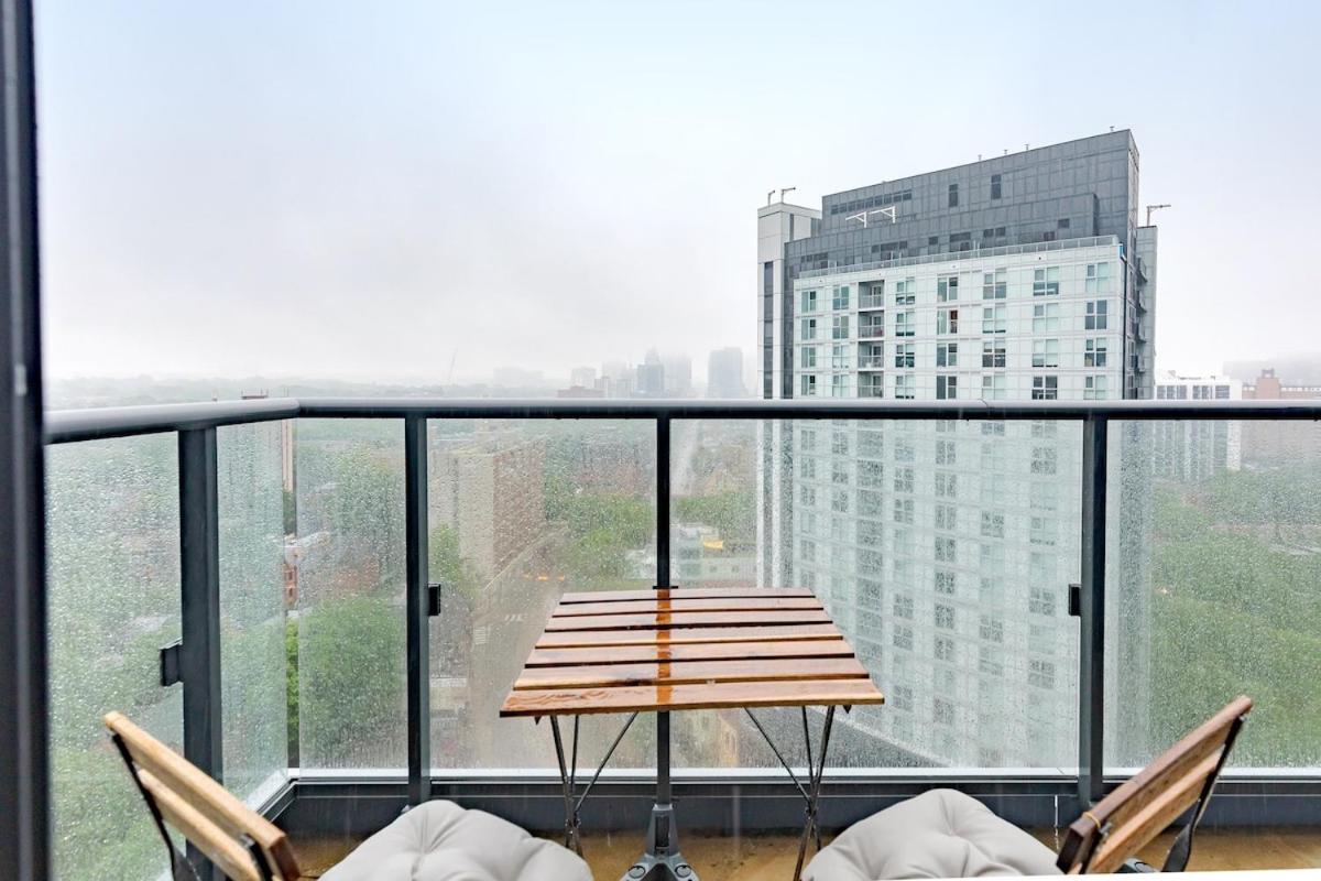 Spacious Studio w View Steps from Eatons & TMU